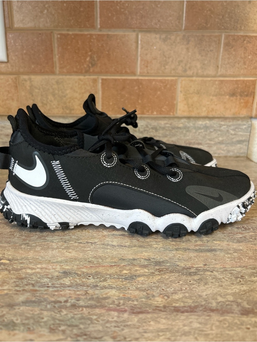 Nike future field  boys turf athletic  shoes Black and White style DJ6949-002